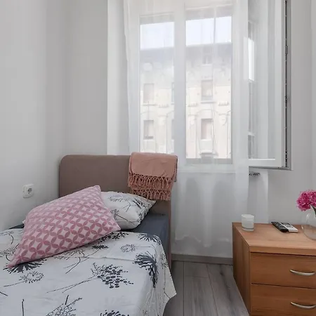 Flower Apartment *